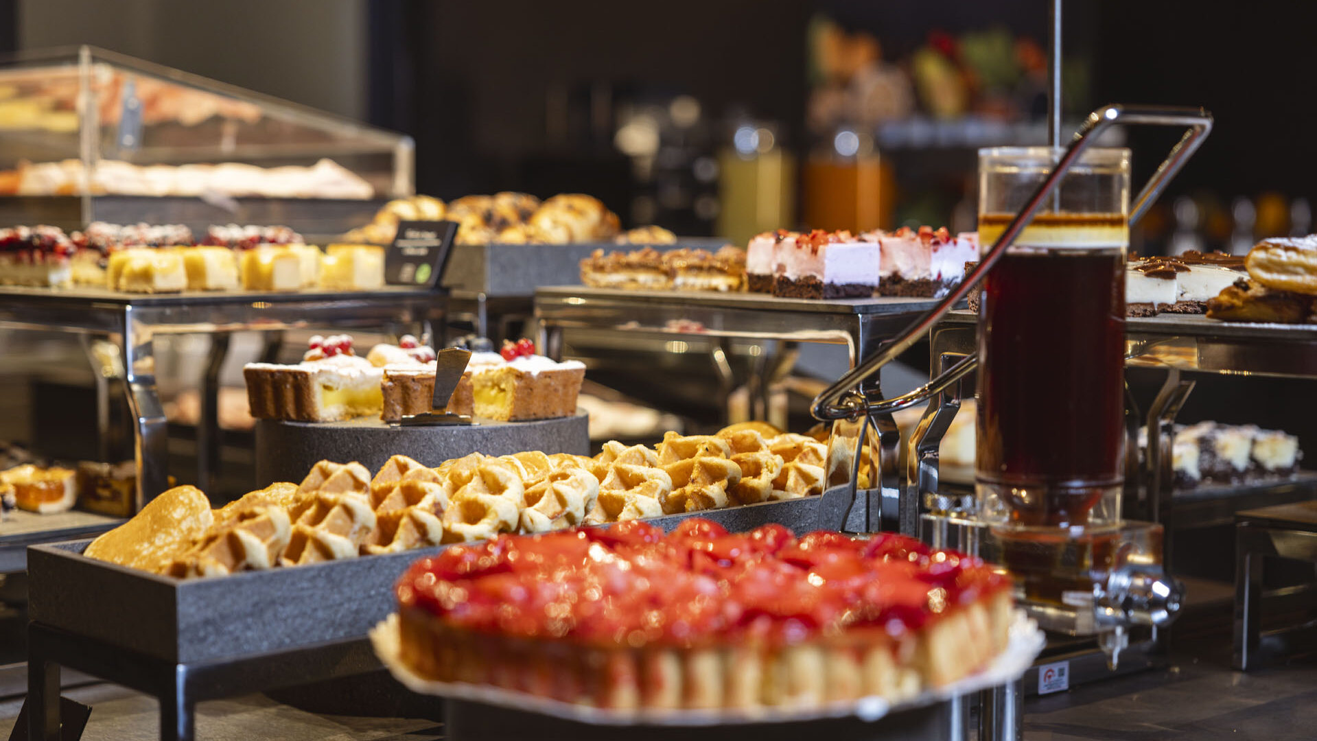 hihotelsriva-lago-garda-colazione-buffet-gallery-1